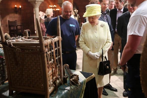 Los mandatarios británicos no hicieron solos esta visita por Poniente, el Primer Ministro de Irlanda del Norte, Peter Robinson y el viceministro Martin McGuinness, les acompañaron en este tour por el set de rodaje.