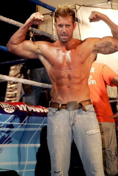 Dragones, letras y símbolos, son algunos de los elementos que componen las creaciones en cuerpo del actor. Se dice que lleva tatuado un diseño que hizo su madre antes de que falleciera.