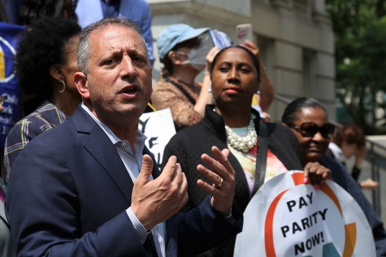 <b>Brad Lander</b> es el Contralor de Nueva York, dedicado a mejorar la gestión gubernamental y servicios públicos. Su trabajo abarca supervisión municipal, seguridad pública, vivienda, cuidado infantil y cambio climático. Ha impulsado leyes laborales significativas y tiene experiencia en desarrollo comunitario. Lander cuenta con experiencia previa como concejal por el distrito 39 entre 2010 y 2021, lo que le otorga un conocimiento detallado de la administración municipal.
<br>
<br>
<b>Sitio: </b>https://www.landerfornyc.com/