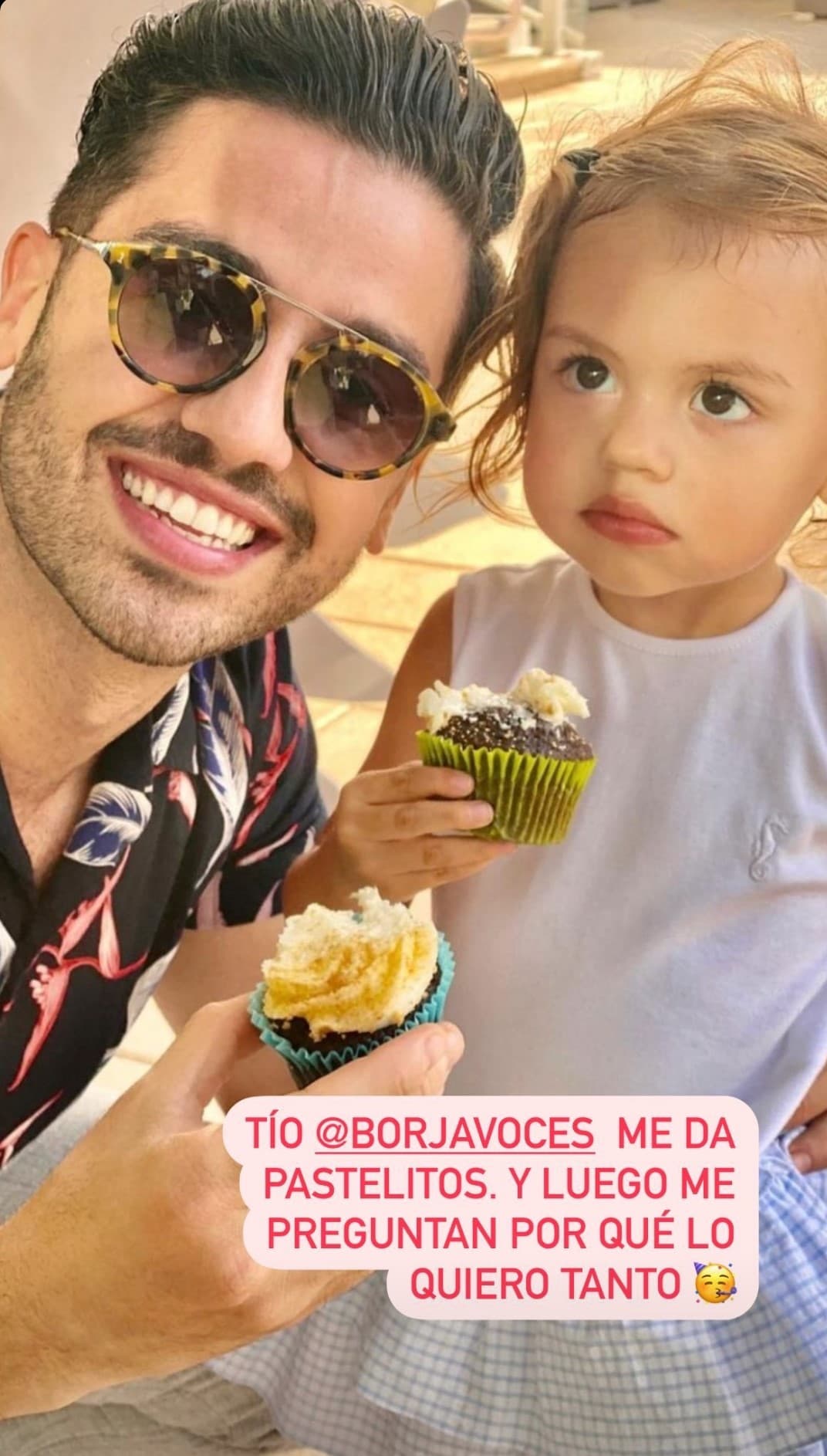 No faltó la foto con su tío Borja Voces, quien la consintió con deliciosos pastelitos.