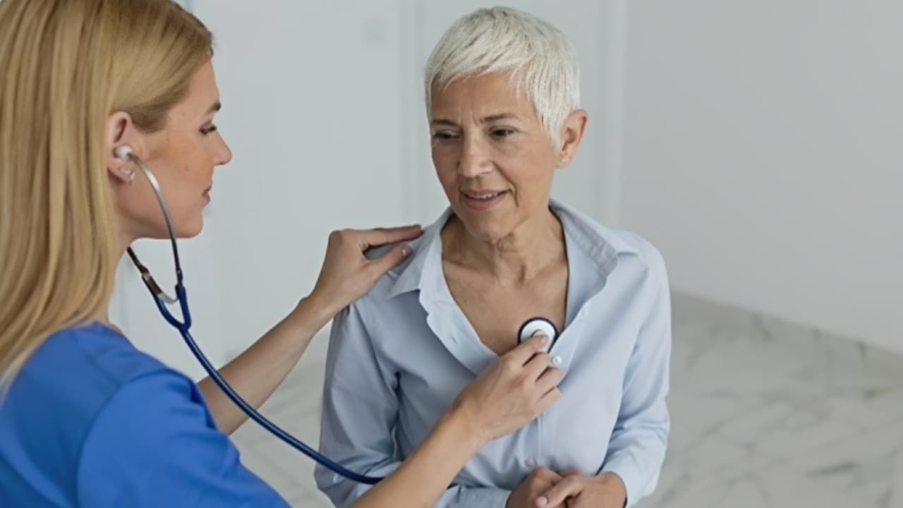 ¿Náuseas o cansancio? Los síntomas de infarto en la mujer son diferentes a los de hombres