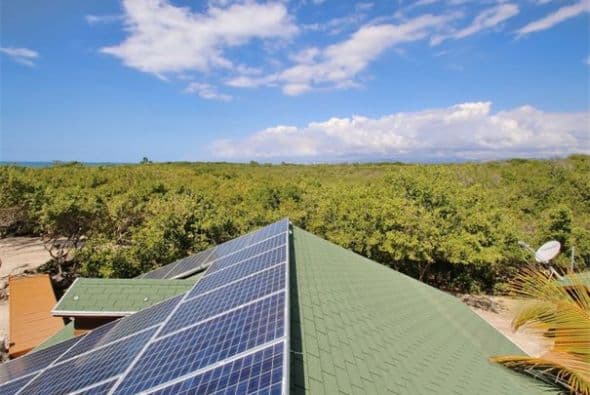 Está a tan solo seis minutos en barco desde el municipio de Salinas. Tiene una sola casa que cuenta con tres habitaciones. La misma funciona solo con energía solar. (Fotos: http://puertoricosothebysrealty.com/)
