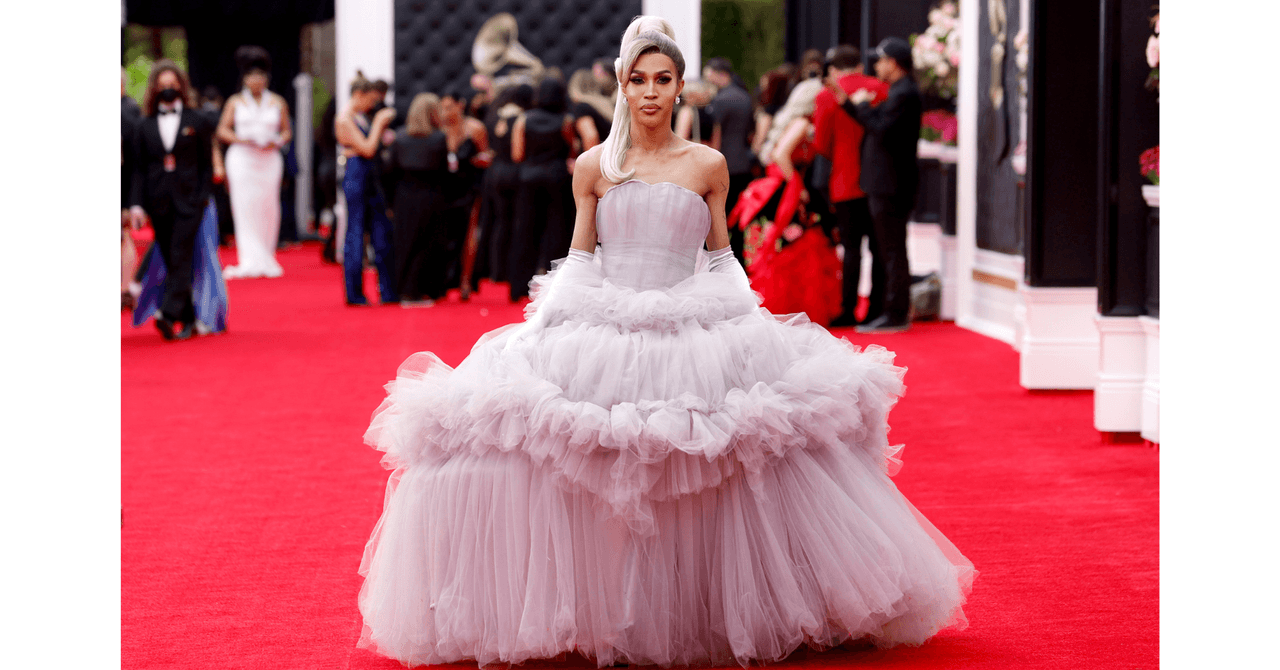 Trinity K Bonet en la alfombra roja de los Grammy 2022