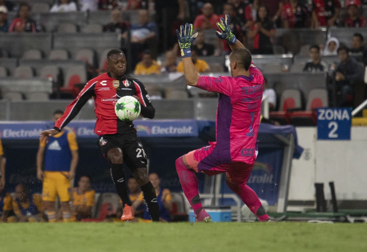 Atlas hizo valer su condición de local en el Estadio Jalisco y lleva ventaja para la vuelta de la Semifinal ante Tigres en el Universitario.