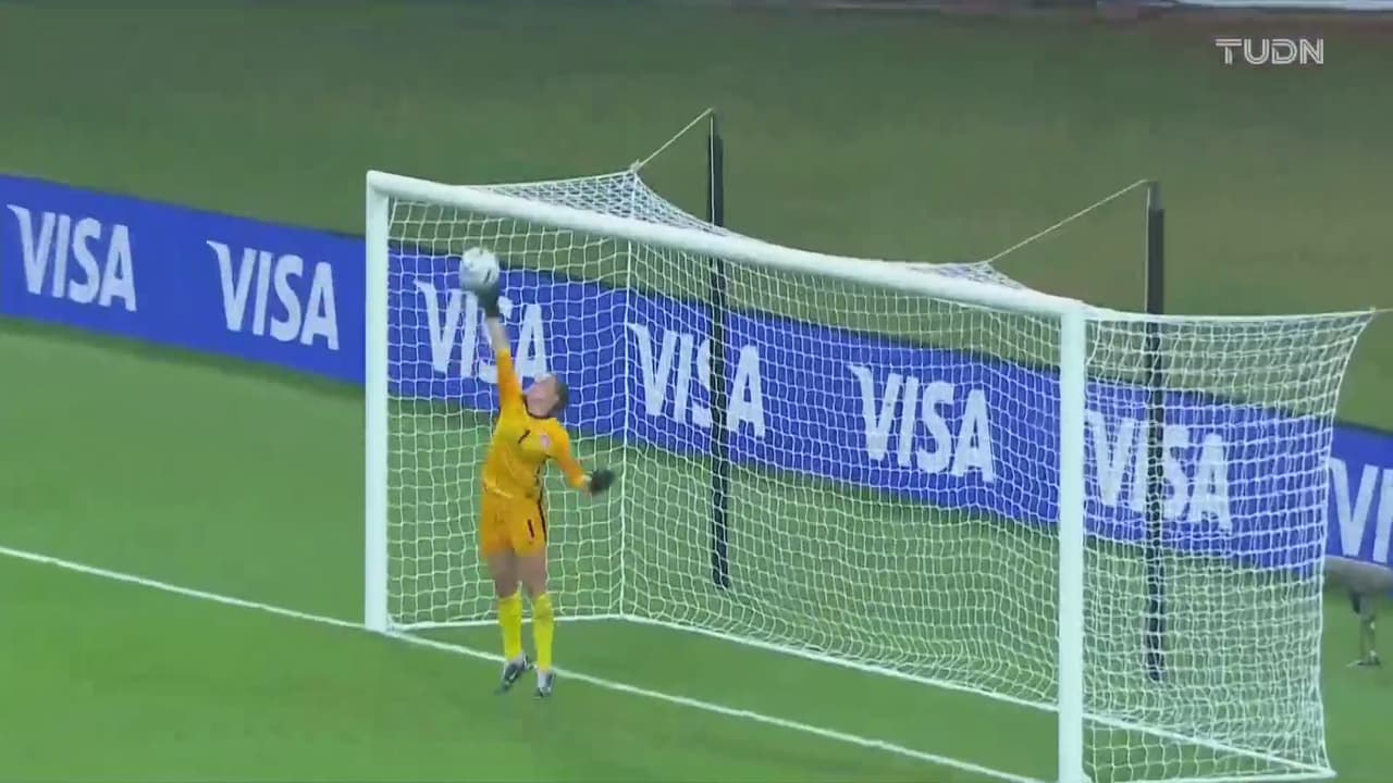 ¡Quería sorprender! Calba le pega de tres cuartos de cancha y Lallier salva