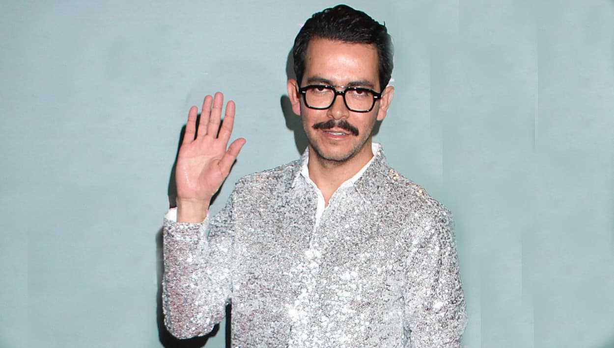 "A Verónica se le invitó a hacer 'La casa de las flores'. Se comprometió
<b>solamente a hacer una temporada</b>", dijo Monolo Caro, el director, a 'Ventaneando' en octubre de ese año, "creé un personaje que solamente existía una sola temporada. Obviamente, cuando vino el éxito y todo lo ha pasado con la serie, nos sentamos a dialogar y a entender cómo reinventarlo”.
<br>