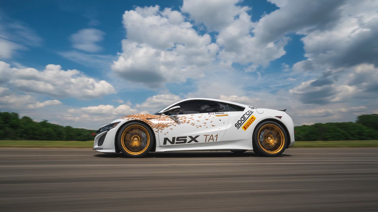 Pikes Peak International Hill Clim (Subida de Montaña Internacional de Pikes Peak) es una reconocida competencia que se corre anualmente desde 1916 en Colorado. En esta "carrera hacia las nubes" con más de 150 curvas y casi 20,000 metros de longitud participan camiones, motocicletas, cuatrimotos y también automóviles. En la edición 2016, entre éstos últimos estará el EV 4-Motor que Acura alista para el desafío con una propuesta 100% eléctrica.