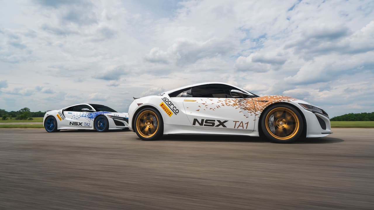 Esta bestia es capaz de alcanzar los 1,000 caballos de fuerza. Los necesitará en el exigente paisaje de sinuoso trazado y una altitud que supera los 14,000 pies sobre el nivel del mar.