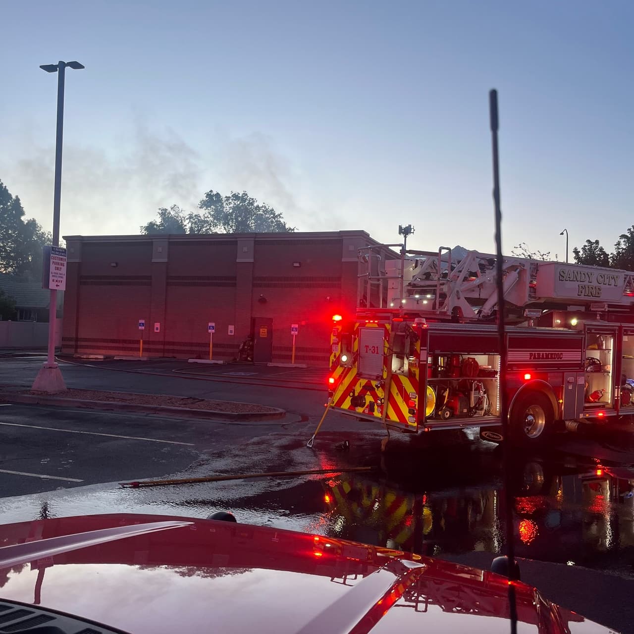 Fue poco antes de las 5:30 de la mañana de este jueves 28 de mayo cuando el departamento de bomberos de Sandy respondió al 
<b>incendio en el local ubicado cerca del 9600 de South State Street</b>.
