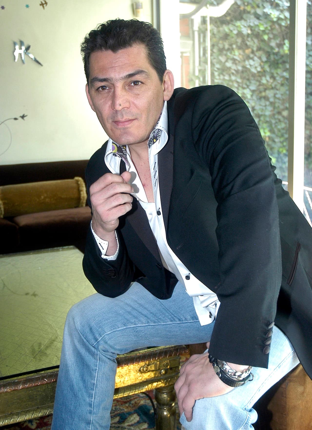 Es todo un enamorado, pues ha sido relacionado sentimentalmente con varias figuras del espectáculo.