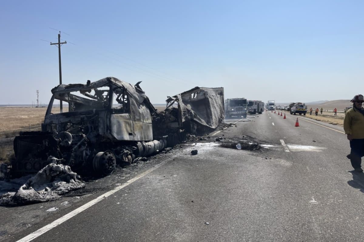 Mientras los bomberos apagaban las llamas del tráiler, una camioneta no hizo caso de las señales del accidente, se pasó los conos naranjas y se incrustró contra el camión de bomberos.