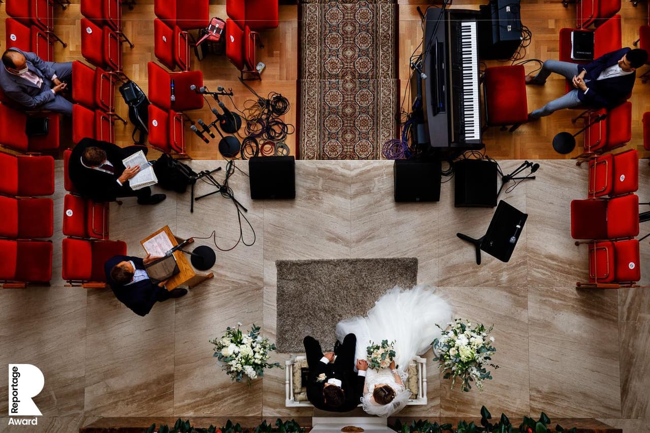 La distancia social en la
<a href="https://www.flaviuspartan.com/"><u>fiesta de bodas</u></a>. El grupo ‘This is a reportaje’ se especializa en fotografías sin pose, abordan los eventos de boda como si fueran fotorreporteros y tratan de pasar desapercibidos.