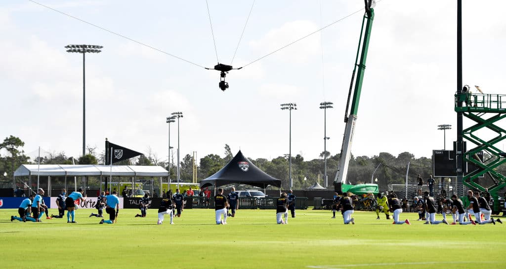 Los jugadores debutantes en el torneo hicieron un breve homenaje por los últimos acontecimientos en el mundo.