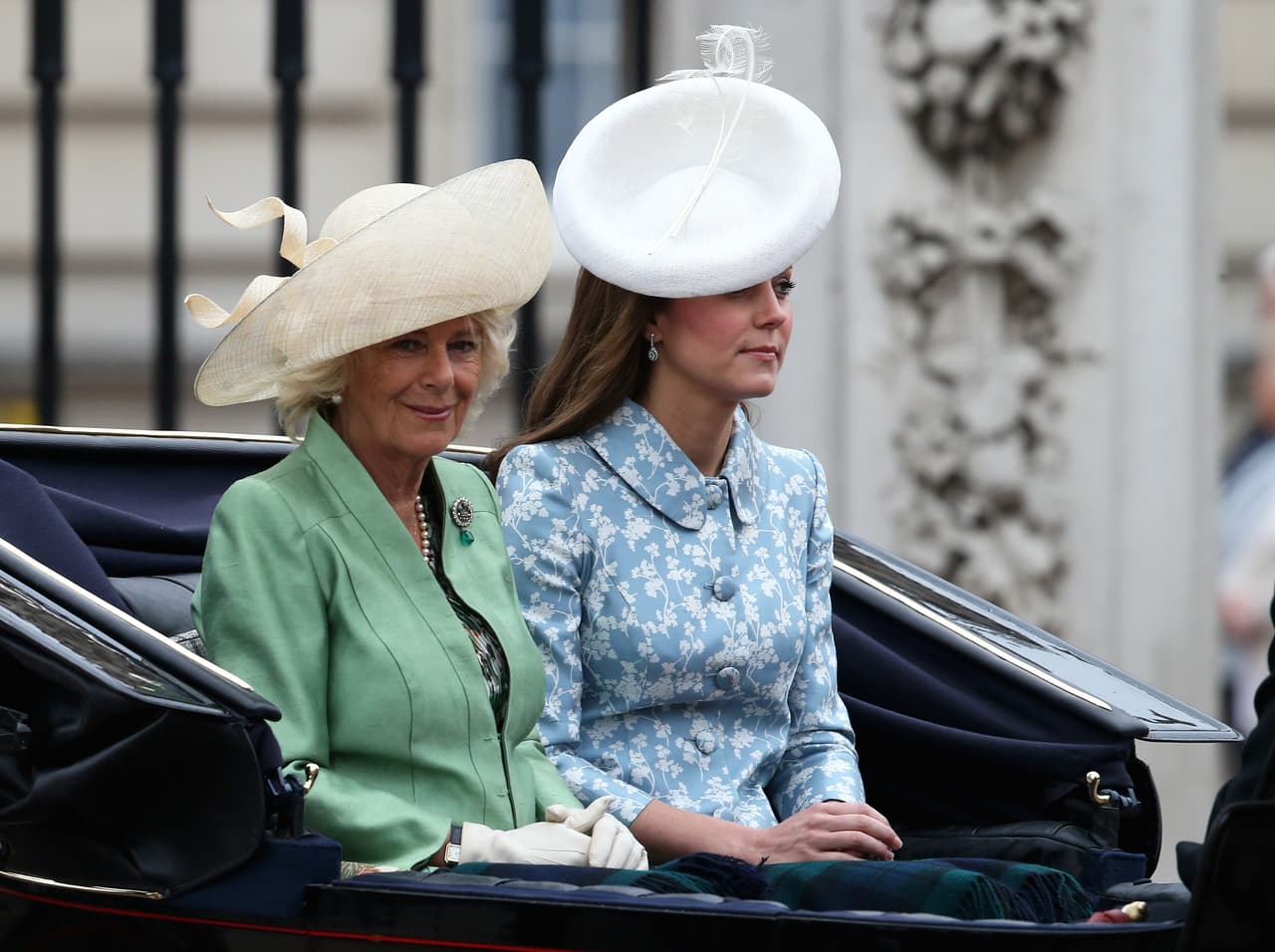 Kate usó un abrigo de Catherine Walker y un sombrero de Lock and Co.