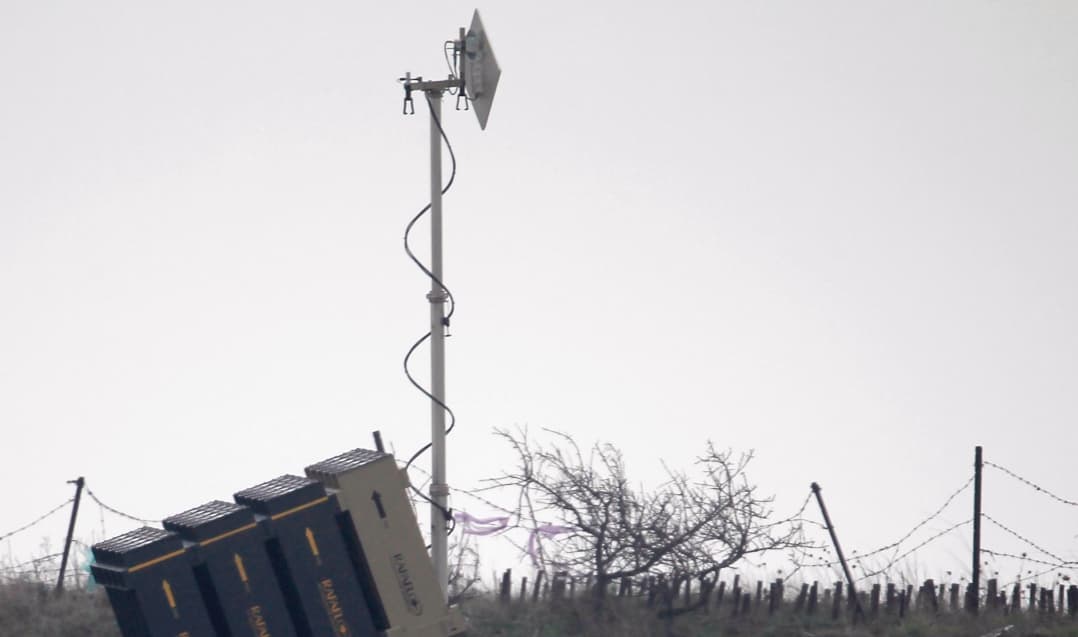<b>Enseguida, una antena (en la fotografía) envía una señal que ayuda a calcular el punto de impacto que tendrán los cohetes lanzados</b>. El sistema antiaéreo es capaz de reconocer si el lugar donde caerá tendrá un efecto en la población o en alguna instalación estratégica. En caso de no ser así, descarta su persecución y derribo.