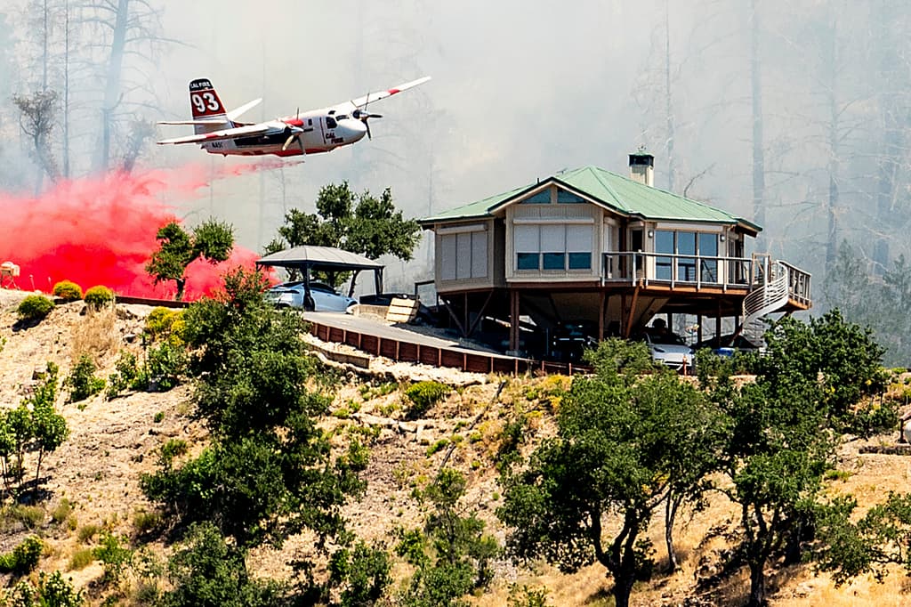 Más de 300 bomberos, apoyados por tres helicópteros, 20 motores, dos excavadoras y siete camiones cisterna, lucharon contra el incendio que creció hasta 50 acres entre las 10 a.m. y el mediodía.