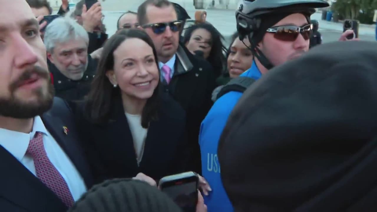 “Te amamos”, seguidores de María Corina Machado afuera del Capitolio