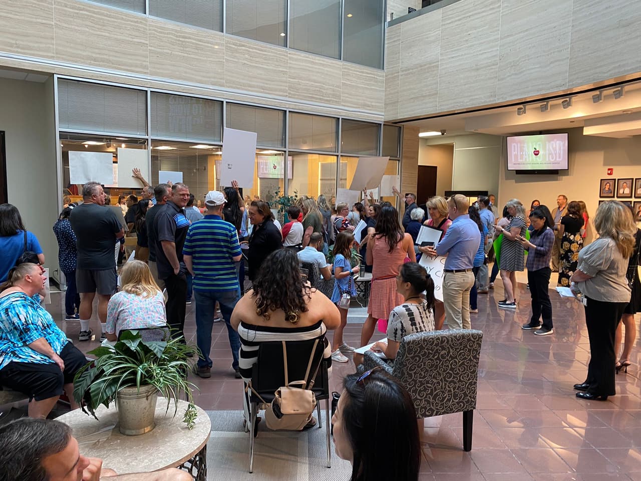 La Mesa Directiva de Plano ISD contempla enfocarse solo en las mascarillas durante esta reunión.
<br>