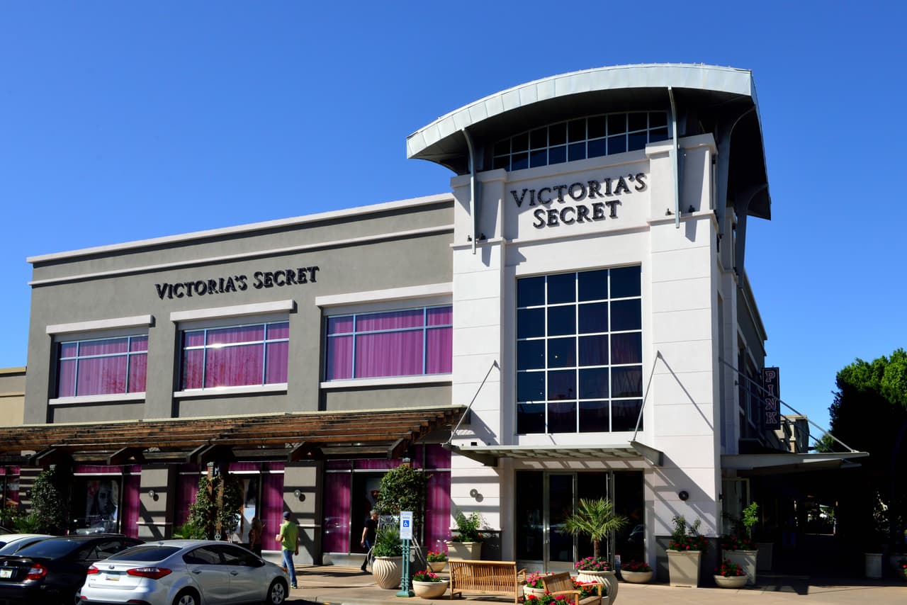 <b>L Brands.</b> Esta empresa maneja las tiendas Victoria's Secret y Bath & Body Works, y en 2020 ajustó su línea de crédito y recortó gastos. Cerró al menos 250 tiendas Victoria's Secret, mientras que Bath & Body Works aumentó las ventas totales en un 13% en el segundo trimestre, impulsado por el comercio electrónico. Con más de 2,800 en todo el mundo, la quiebra podría ayudar a la empresa a salir de su minorista de ropa interior y concentrarse en la de perfumes y lociones.