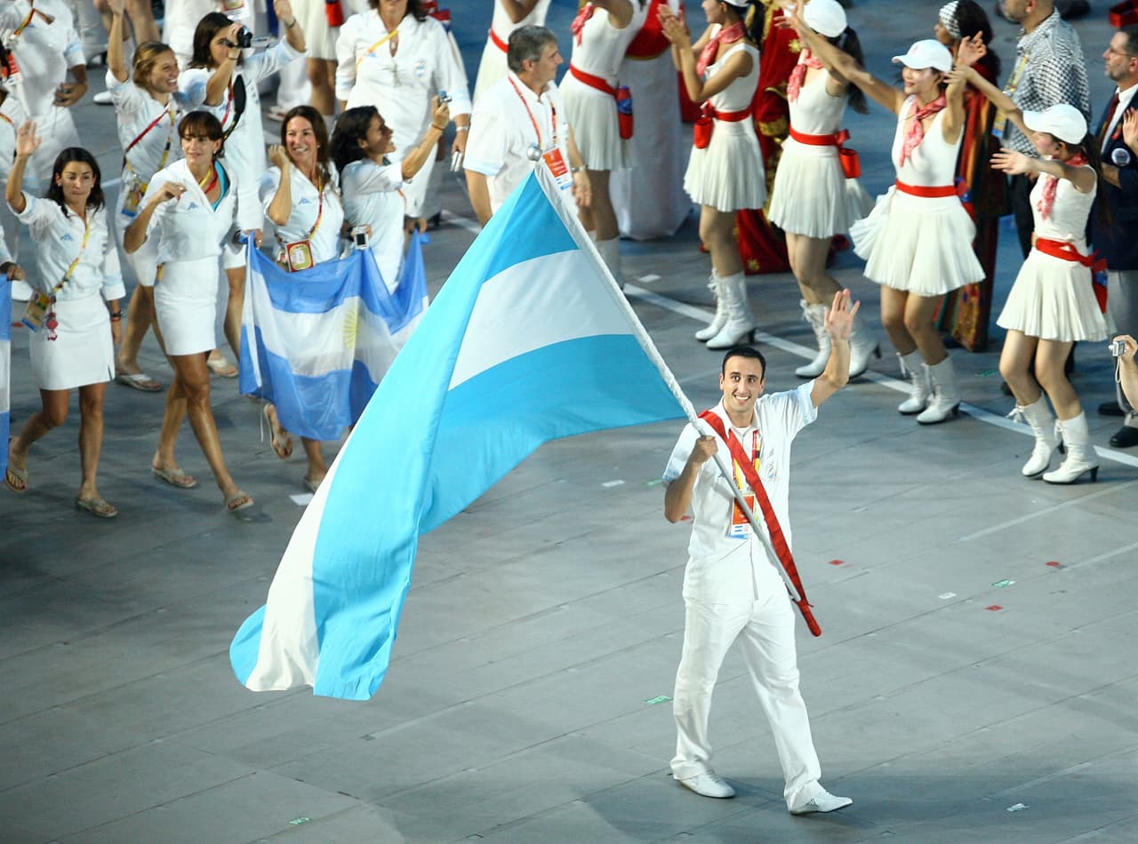 Al guiar al oro a su país en 2004, en los Juegos Olímpicos de Pekín 2008 Manu fue designado como el abanderado de su nación en esa edición, el máximo honor para cualquier deportista.