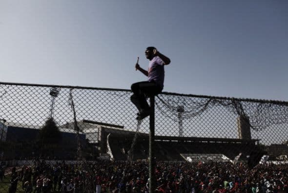 Las sentencias se produjeron después de un día de enfrentamientos en El Cairo, que dejaron al menos siete muertos y 456 heridos, en el marco de la celebración del segundo aniversario de la revolución popular.