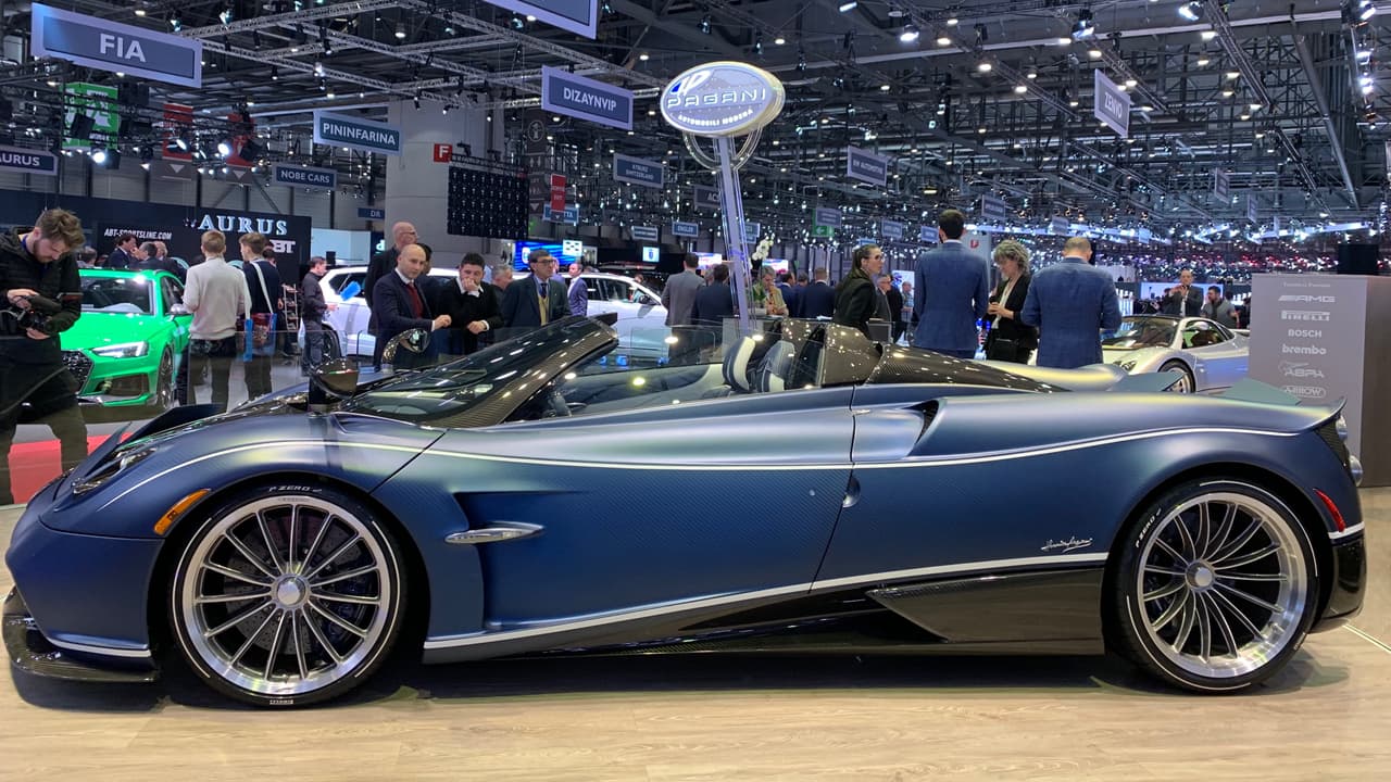<h3 class="cms-H3-H3">Pagani Huayra Roadster</h3>
<br>Pagani mostró su impresionante Huayra Roadster y nosotros se los traemos porque vale la pena verlo. Su motor V12 de 6.0-litros provisto por Mercedes-AMG genera 
<b>764 caballos de fuerza</b> a 5,500 RPM y 
<b>738 lbs.-pie </b>de torque a 2,300 RPM, llevados a las ruedas traseras a tráves de una transmisión de embrague doble de 7 velocidades. Poder de vieja escuela pero con la última tecnología.