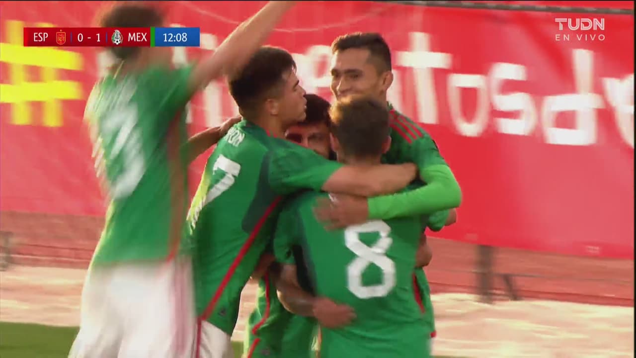 ¡Golazo de México! Cabezazo de Ambriz para el 1-0 ante España