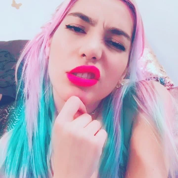 "He cargado mucho 
<b>rencor, miedos, secretos y mentiras </b>toda la vida y mi comportamiento últimamente refleja 
<b><a href="https://www.univision.com/famosos/este-es-el-mensaje-de-michelle-salas-para-quienes-la-critican-atencion-frida-sofia-fotos">lo dolida que está mi alma </a></b>y lo destrozado que está mi corazón", confesó.