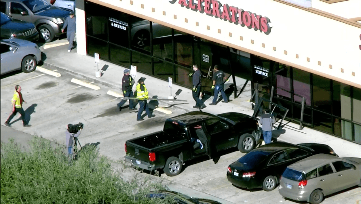 Conductora confunde el freno con el acelerador y se estrella contra tintorería en el suroeste de Houston