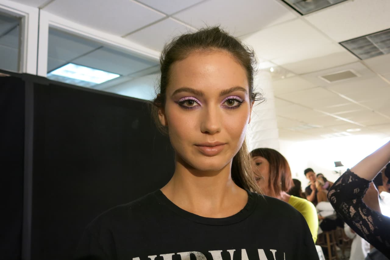 En la parte superior del párpado sobre el tono morado aplicaron el gloss Violet Vixen y en la parte inferior Ballet Baby para darle mayor dimensión y vida a la mirada.
<br>