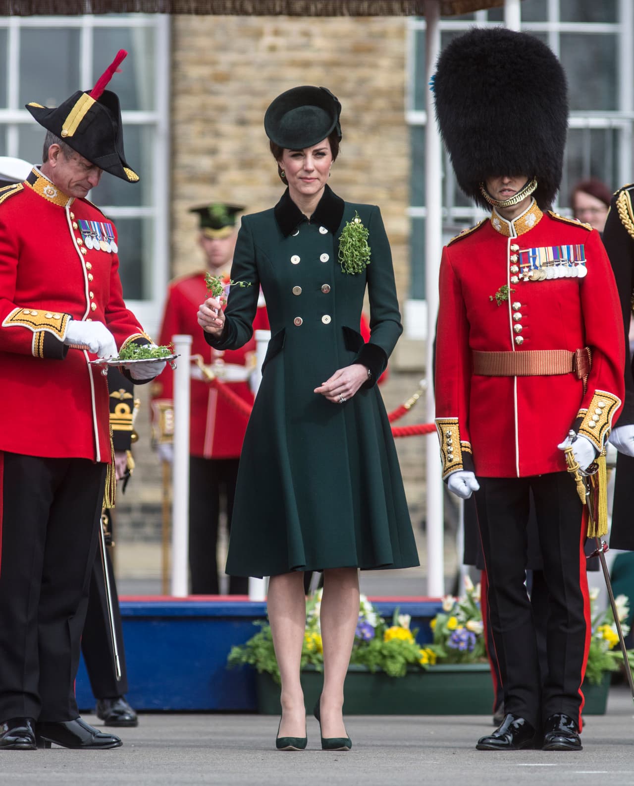 Kate y William con el Primer Batallón de las Guardias Irlandesas durante el Día de San Patricio, el viernes 17 de marzo, 2017.