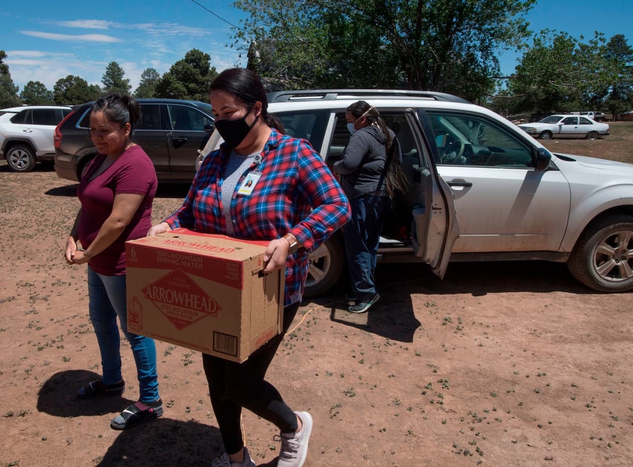 El agua es entregada por el personal del Centro John Hopkins para la Salud de los Indios Americanos en una casa sin agua corriente, cerca de la ciudad de Fort Defiance de la Nación Navajo en Arizona.