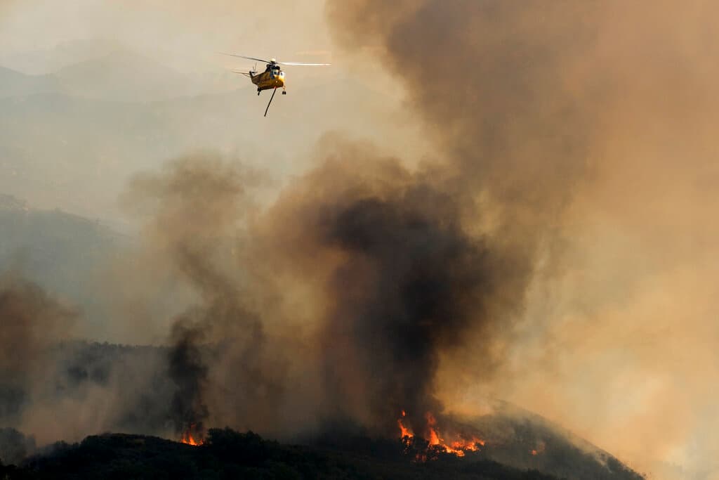 Hasta la noche de este miércoles solo se había conseguido contener un 5% del mismo, informó la AP.