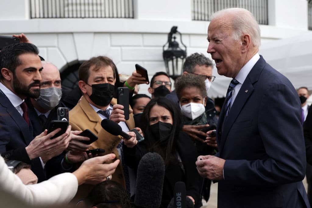Biden habla con reporteros a la afuera de la Casa Blanca el 17 de febrero de 2022.