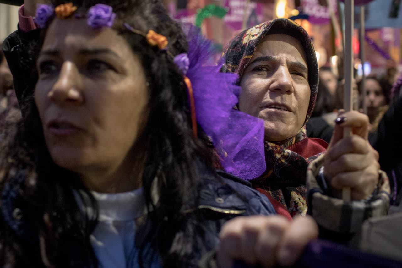 Una mujer con una corona de flores durante la manifestación en Turquía.