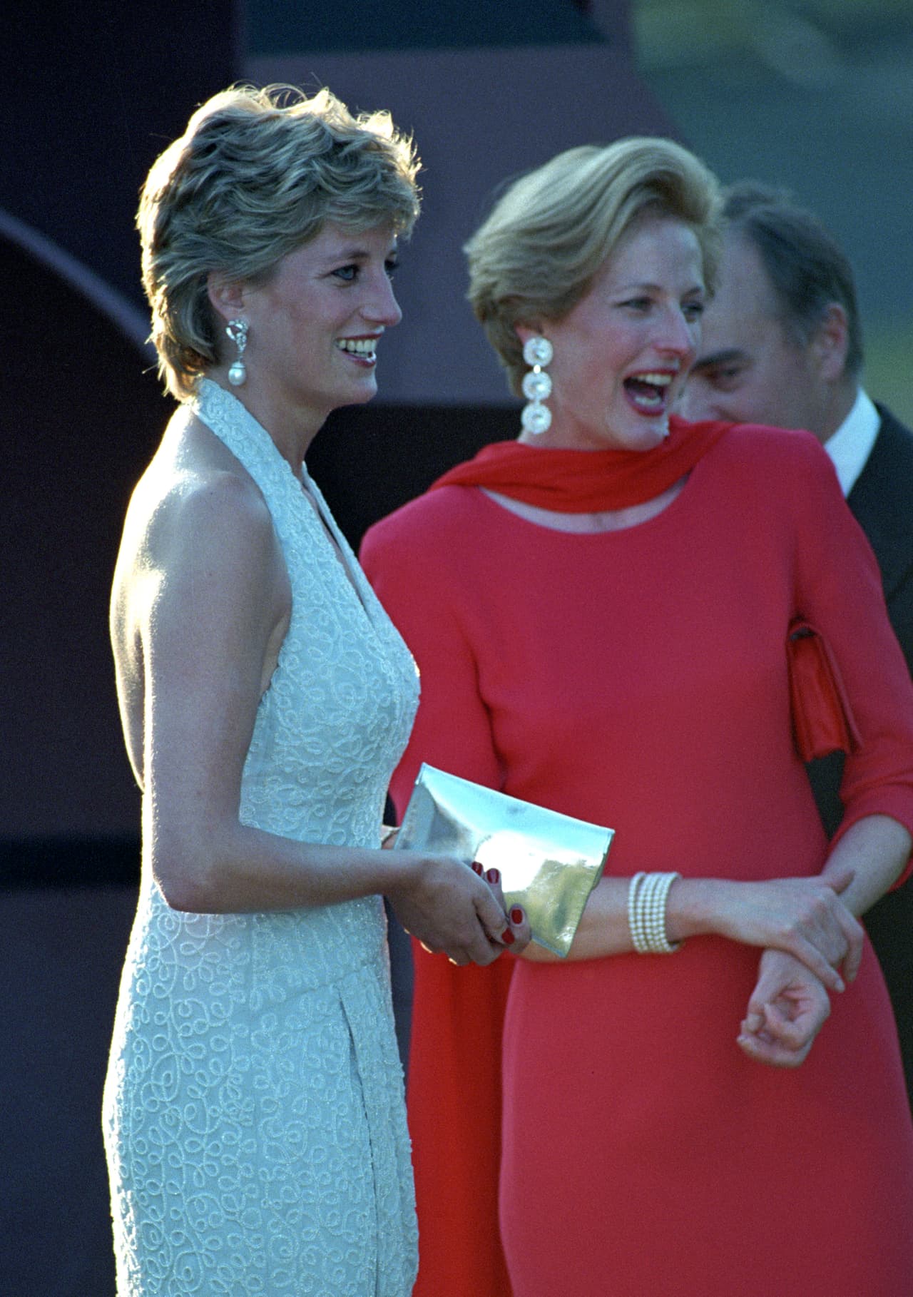 Se estima que Hindmarch cuenta con un imperio de 20 millones de libras esterlinas gracias a las carteras, según un artículo de 
<b><a href="http://www.telegraph.co.uk/news/5178887/Anya-Hindmarch-bag-lady-with-a-20m-empire.html">The Telegraph</a></b>. Y sus carteras eran las favoritas de Diana de Gales.