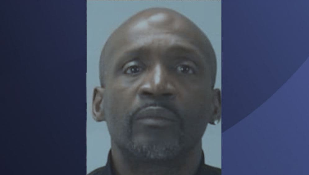 Autoridades buscan a un sospechoso en conexión con la muerte de una mujer en Dallas