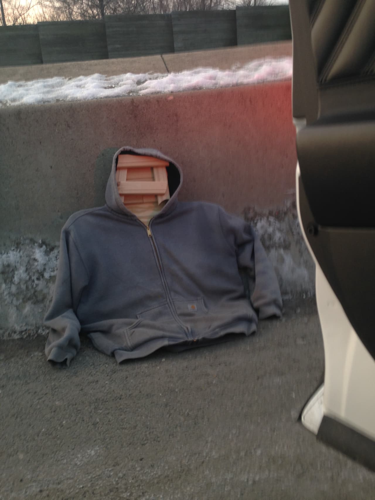 A este conductor lo llamaremos Geppetto, por que al igual que aquel astuto anciano, logró crear un compañero de madera. Lastima que no se convirtió en un niño de verdad, porque eso le habría ahorrado la multa.