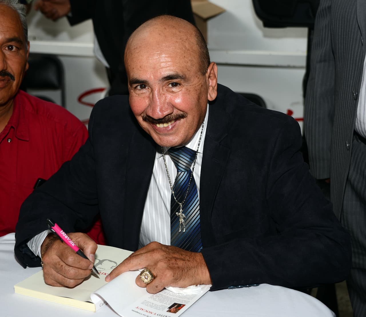 Carlos Zárate presentó autobiografía: “Éxito y Nocaut”