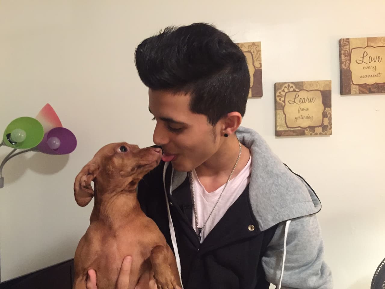 El cubano es un amante de los animales y no lo esconde. Sus dos grandes amores son Kiara y Nena. ¿Quién no se enamora de estas dos bellezas?