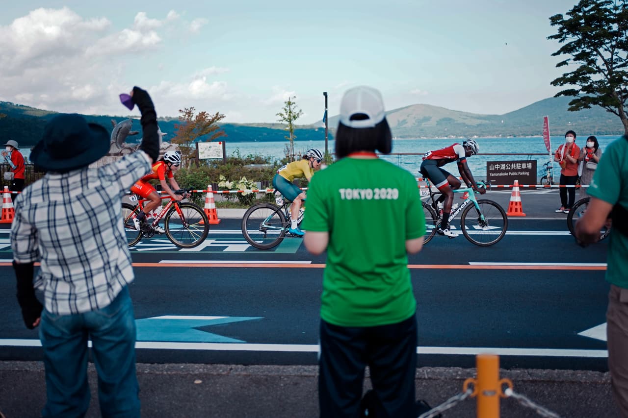 Aficionados ven cómo Teniel Campbell de Trinidad y Tobago (66), Amanda Spratt de Australia (18) y Jiajun Sun de China (61), compiten durante la carrera ciclista femenina en los Juegos Olímpicos de Verano de 2020, el pasado domingo 25 de julio de 2021, en Oyama,
<a href="https://www.univision.com/temas/japon">Japón</a>.