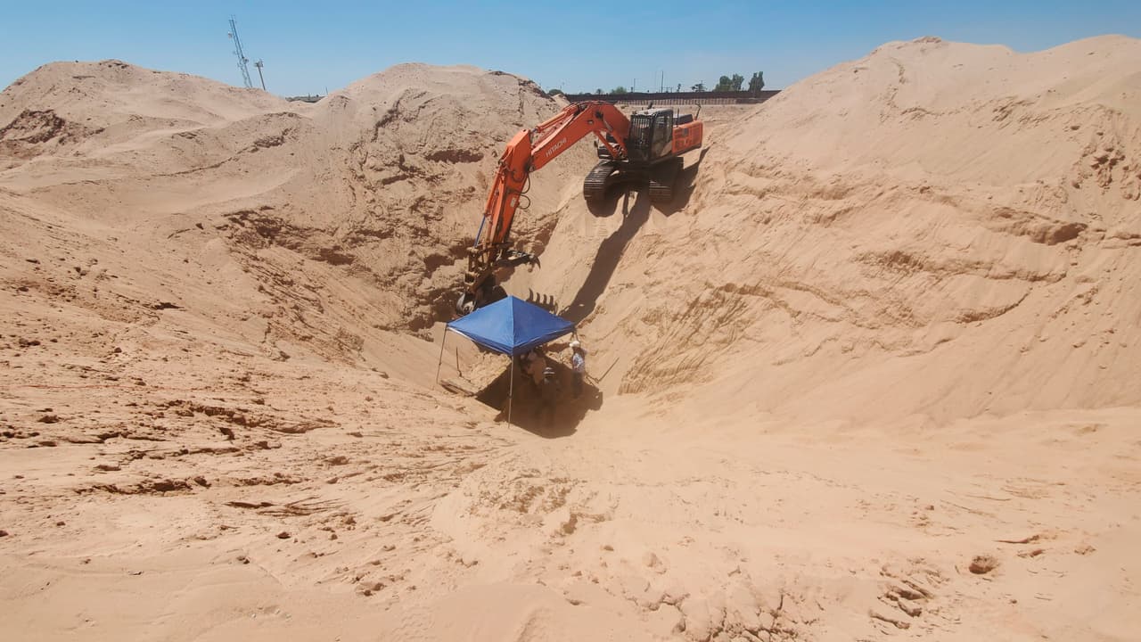 Poco después del descubrimiento del sumidero, las autoridades encontraron trozos de madera y mangueras de agua bajo tierra. En la fotografía, la exploración de las autoridades en la arena del desierto de Sonora.
<br>
