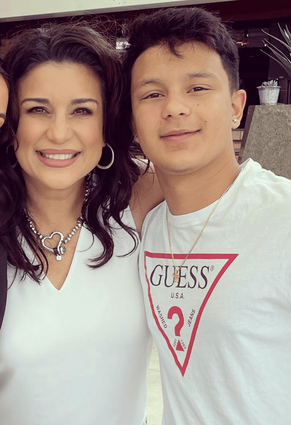 En marzo pasado, la intérprete de 'Sé cómo duele' confirmó ante la prensa que Xander había completado su transición de género de mujer a hombre.
<br>