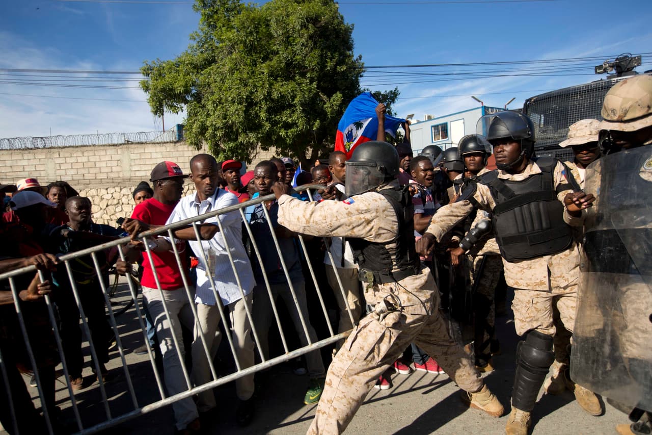 Manifestantes en Haití rodean la embajada de EEUU en protestas por el comentario sobre los "países de mierda"