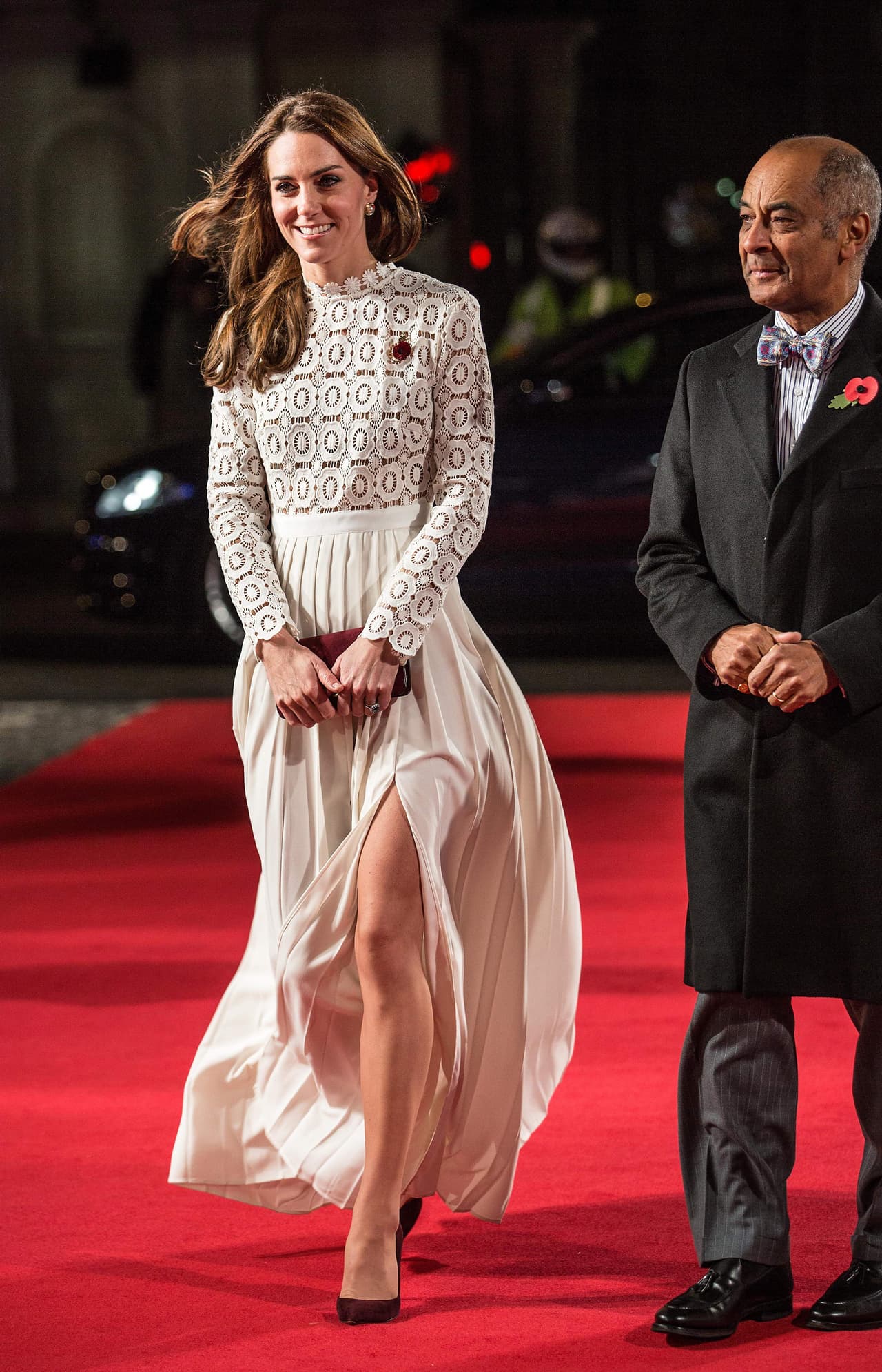 Como si se tratara de una actriz de Hollywood, Kate Middleton llevó un vestido blanco de Self Portrait de profunda abertura para la premier de
<i>A Street Cat Named Bob</i> en Londres.