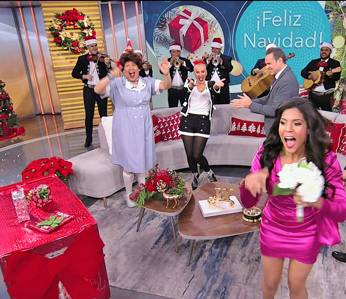 La afortunada en atrapar el arreglo de flores fue Francisca, al tenerlo en sus manos lo mostró con gran emoción ante las cámaras.