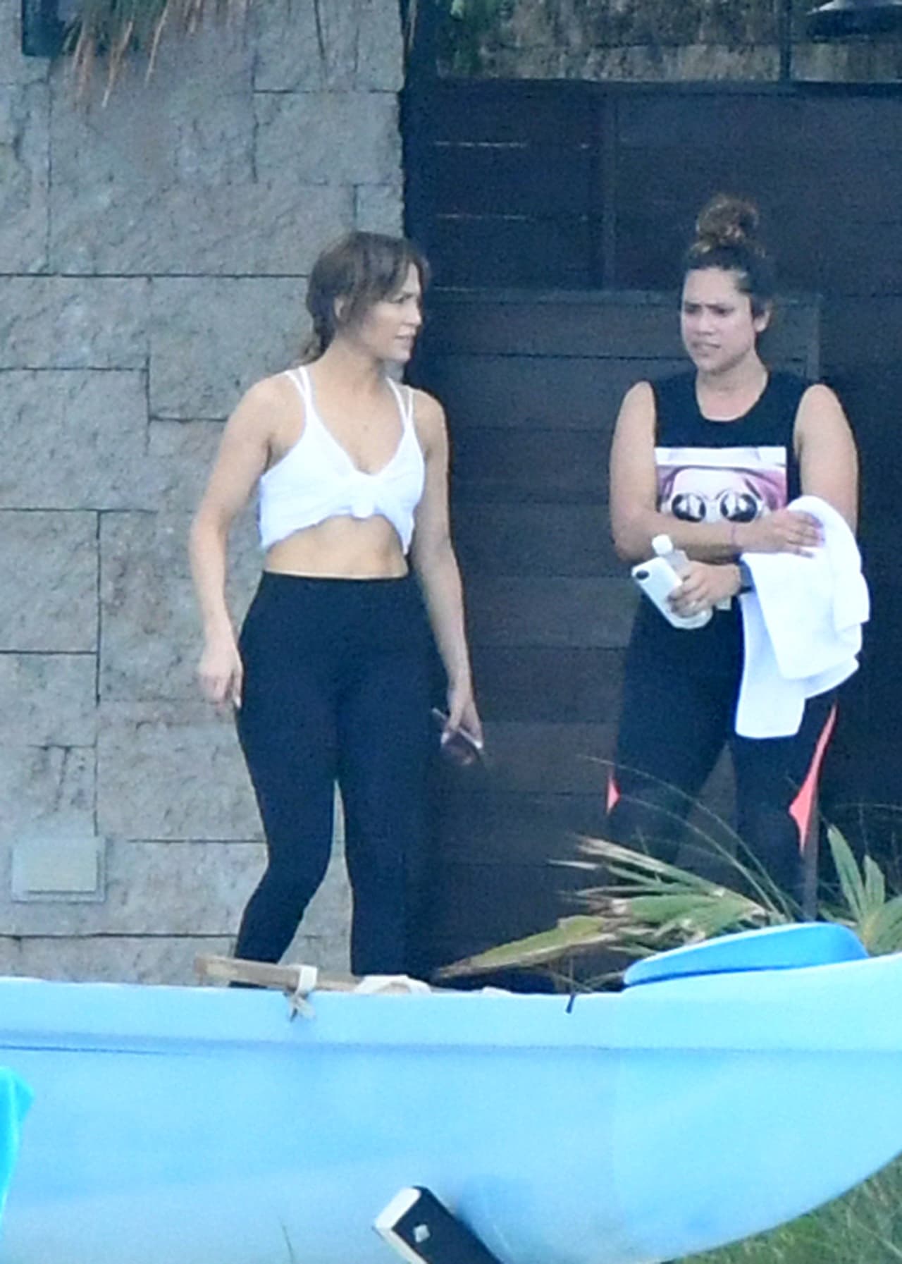 Jennifer Lopez muestra su abdomen mientras trabajaba por segundo día consecutivo mientras estaba de vacaciones con su nuevo novio Alex Rodríguez en Bakers Bay Golf & Ocean Club en las Bahamas.