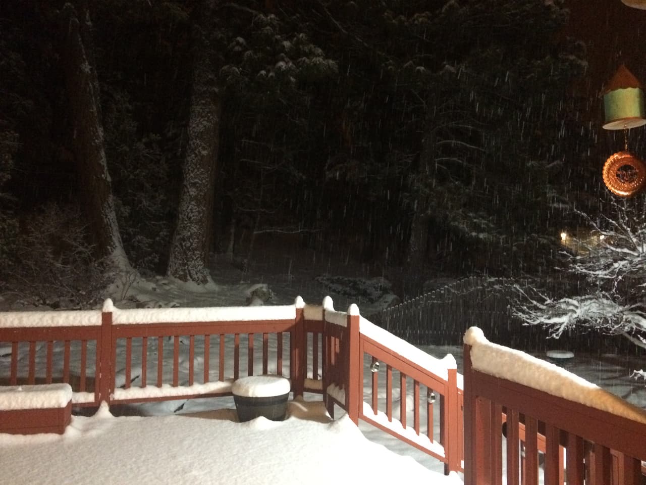 Las condiciones del clima en Flagstaff, al norte de Arizona, amenazan a los cientos de conductores que transitan por la zona. El Departamento de Seguridad Pública de Arizona emitió una advertencia aconsejando a las personas que traigan equipo para clima frío, un raspador de hielo y cadenas de neumáticos cuando viajen por la zona.