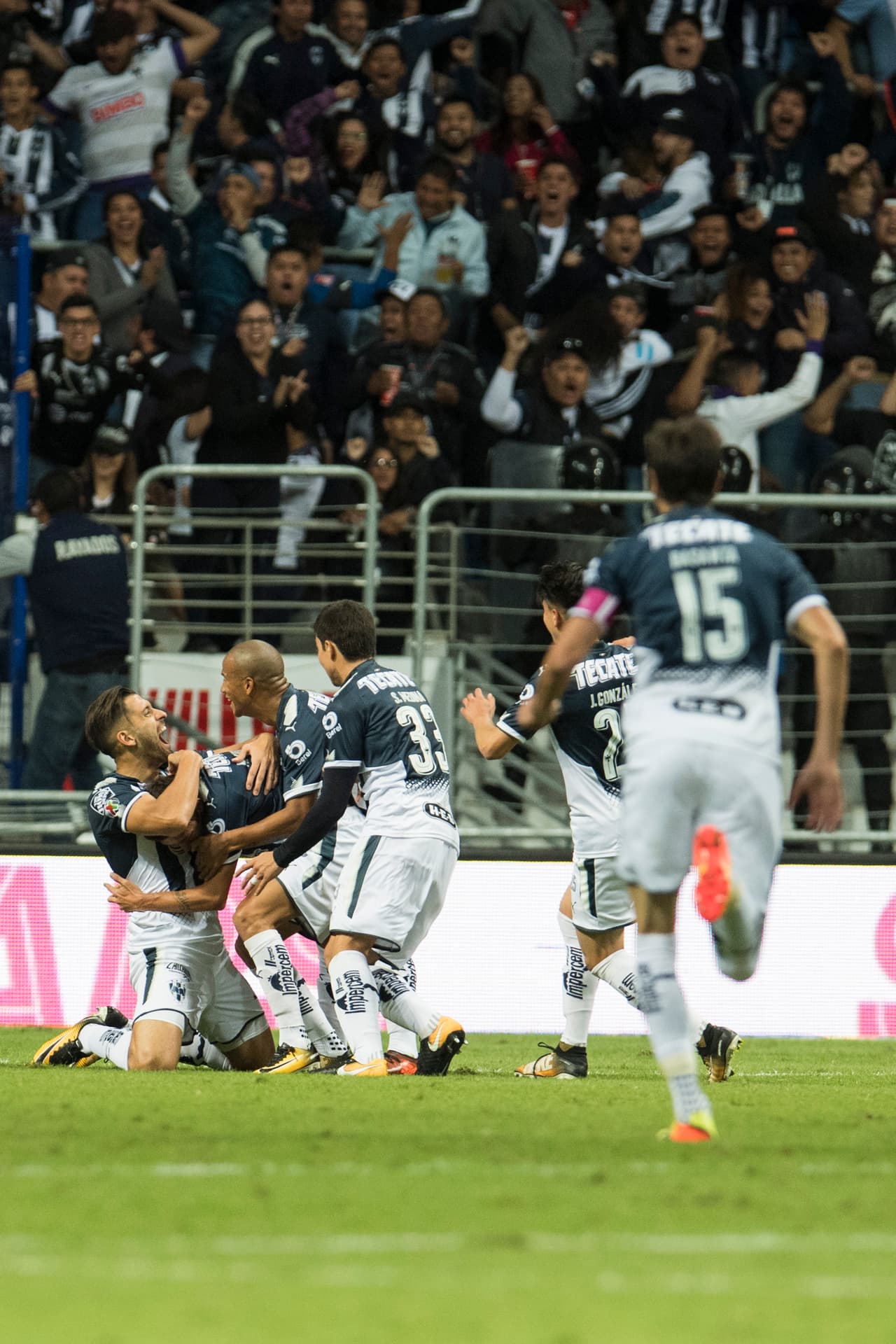 Tras un balón perdido por la defensa americanista, una buena jugada colectiva de Monterrey terminó con la anotación de Neri Cardozo al minuto 27.