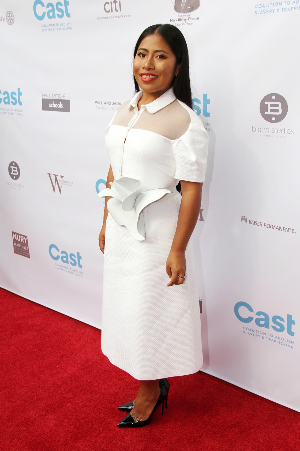 Ese mismo mayo, asistió al California African American Museum en donde recibió un homenaje y fue laureada con el Premio Agente de Cambio. Para esta celebración eligió un vestido blanco de Delpozo. El modelo de silueta camisero incluía mangas, transparencias a la altura del pecho, cuello, un cinturón floral y falda que le llegaba al tobillo.
